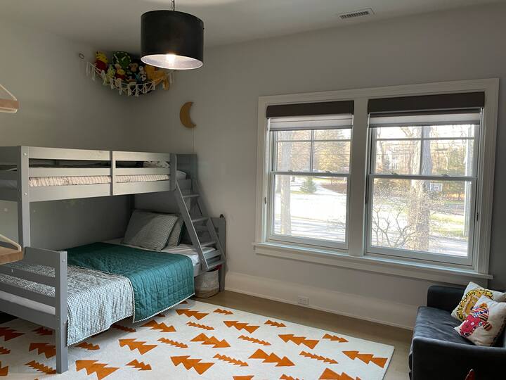 Chumba cha watoto - vitanda vya ghorofa (ghorofa ya chini yenye ukubwa kamili) + kivutio kidogo