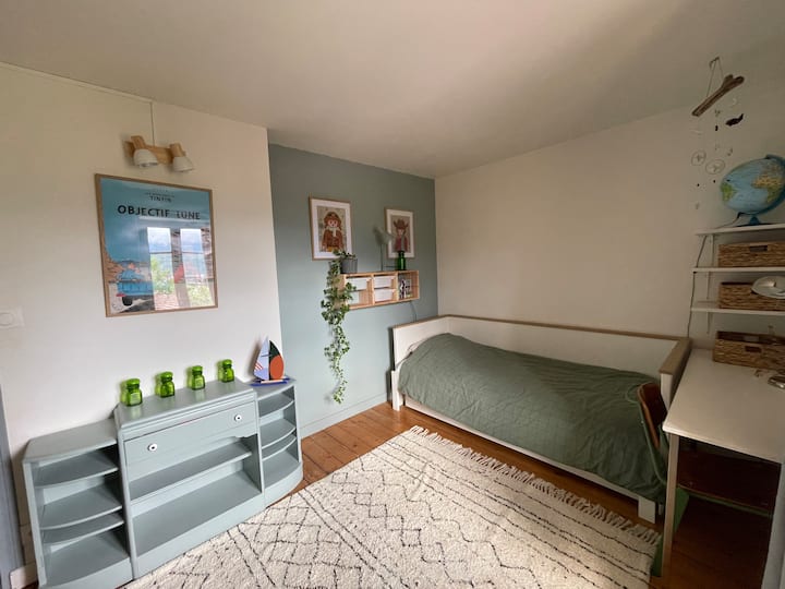 Jednolôžko s manželskou posteľou veľkosti 80/200 cm alebo menšou manželskou posteľou 160/200 cm.
Kancelárske priestory, keď je posteľ nainštalovaná na jednolôžku. 
K dispozícii je viacero úložných priestorov. 
Výhľad do záhrady.