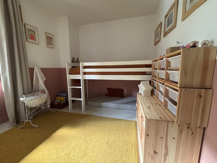 Detská izba s výškou 90/190 lôžok. 
Tichá oblasť a čítanie pod posteľou. 
K dispozícii je veľa hier. 