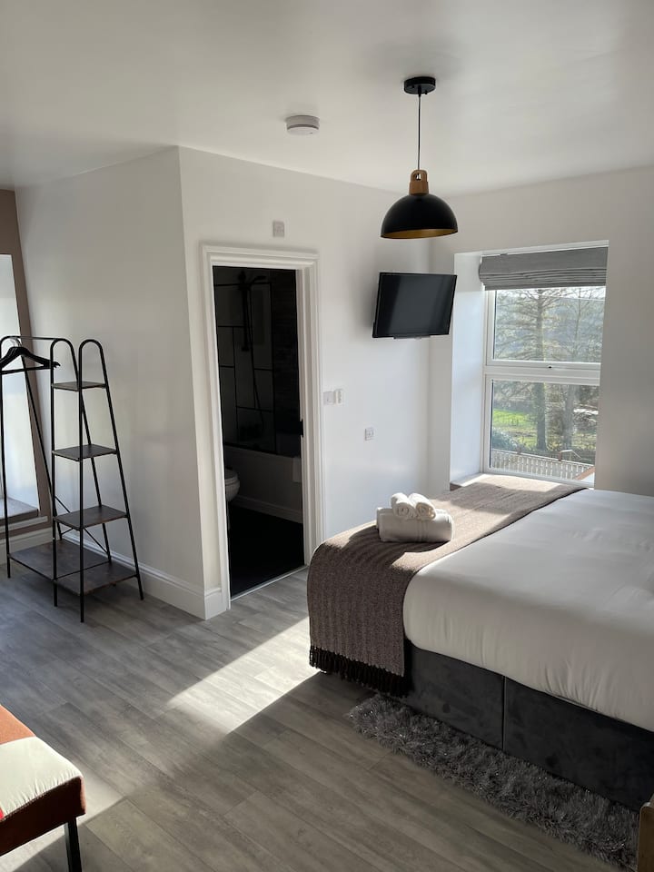 Двокреветна семејна соба со кревет Superking и кауч на спуштање (мало возрасно лице или дете)