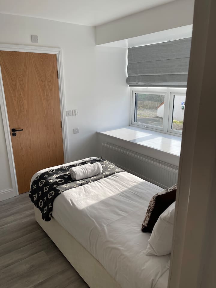 Двокреветна соба со пристап до ниво на кат Groun со туш кабина