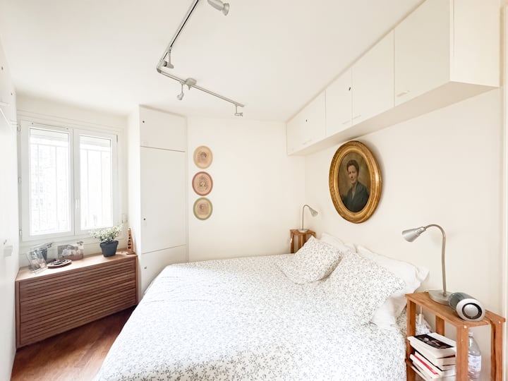 ห้องนอนพร้อมเตียงควีนไซส์ (160x200): รับประกันความสะดวกสบายและพื้นที่