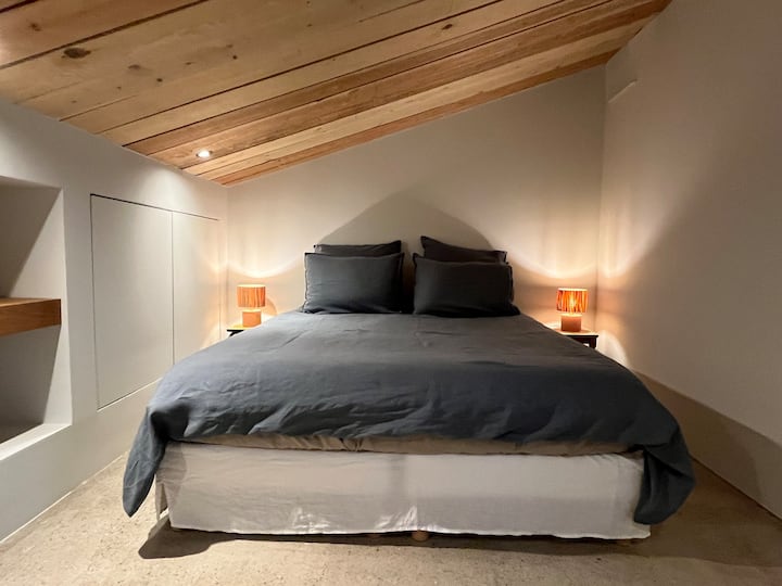 Habitación situada en el piso.