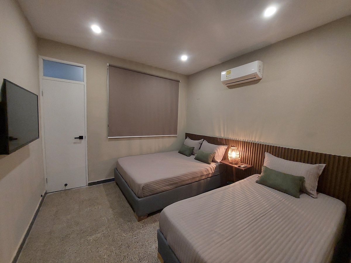 Уживајте во удобен престој во оваа светла и пространа соба, со удобни кревети, 43-инчен телевизор и пристап до пространа и модерна заедничка бања за дополнителна удобност.