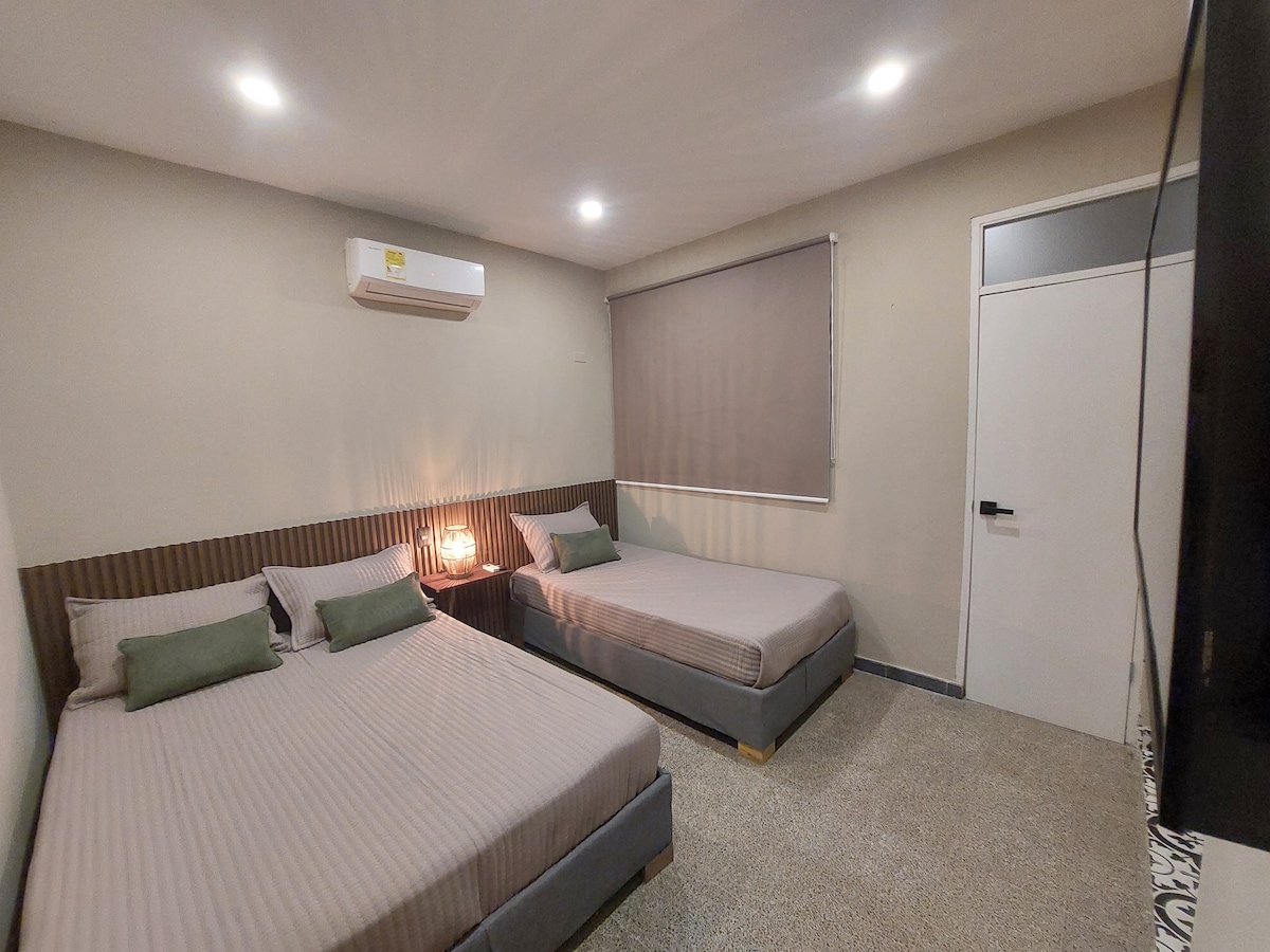 Уживајте во удобен престој во оваа светла и пространа соба, со удобни кревети, 43-инчен телевизор и пристап до пространа и модерна заедничка бања за дополнителна удобност.