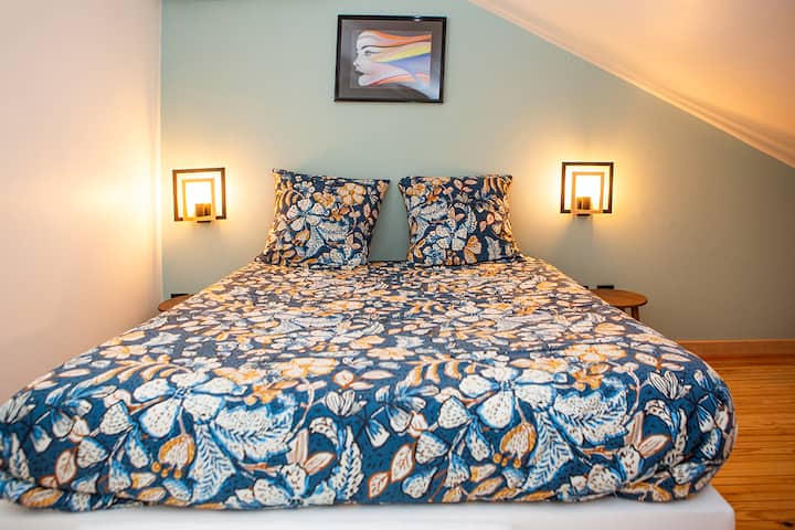 Dhomë gjumi e ndritshme dhe komode me krevat dopio të rehatshëm, ajër të kondicionuar, dollap magazinimi dhe dekor qetësues. Dritare për dritë të bukur natyrore, ideale për net të qeta në një ambient të ngrohtë dhe mikpritës.