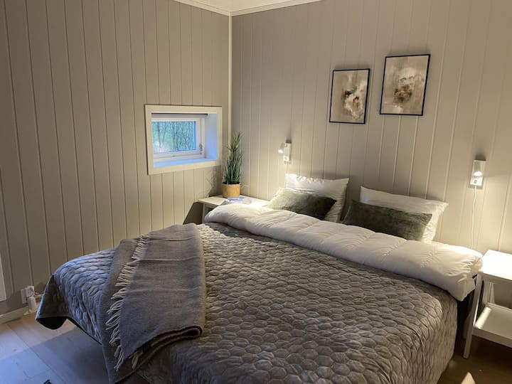 Veliki bračni krevet širine 180 cm.