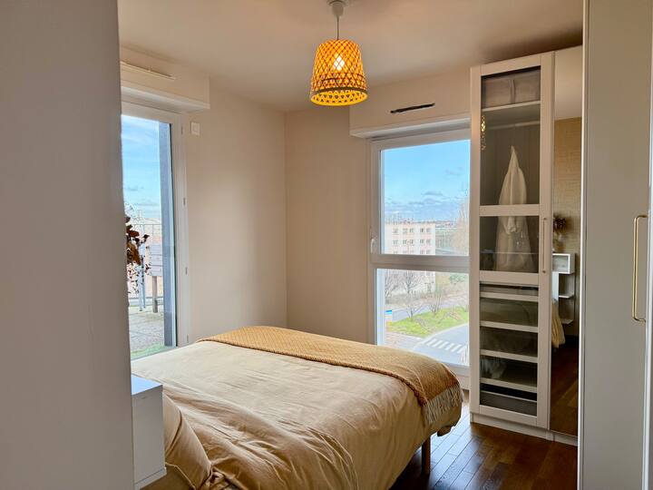 Hlavná spálňa s manželskou posteľou a šatňou