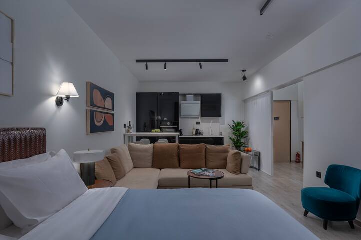 Embassy Elegant Suite gallery image 4