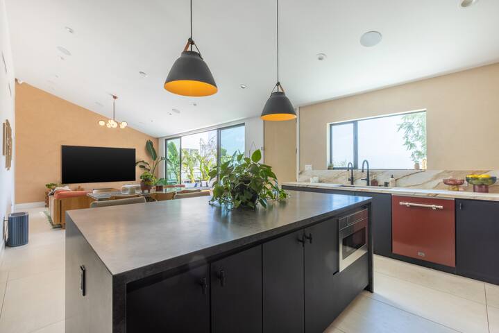 Hollywood Hills House with City Views gallery image 5