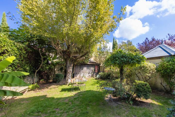 Centre ville, beau jardin, parking, 9 couchages! gallery image 3