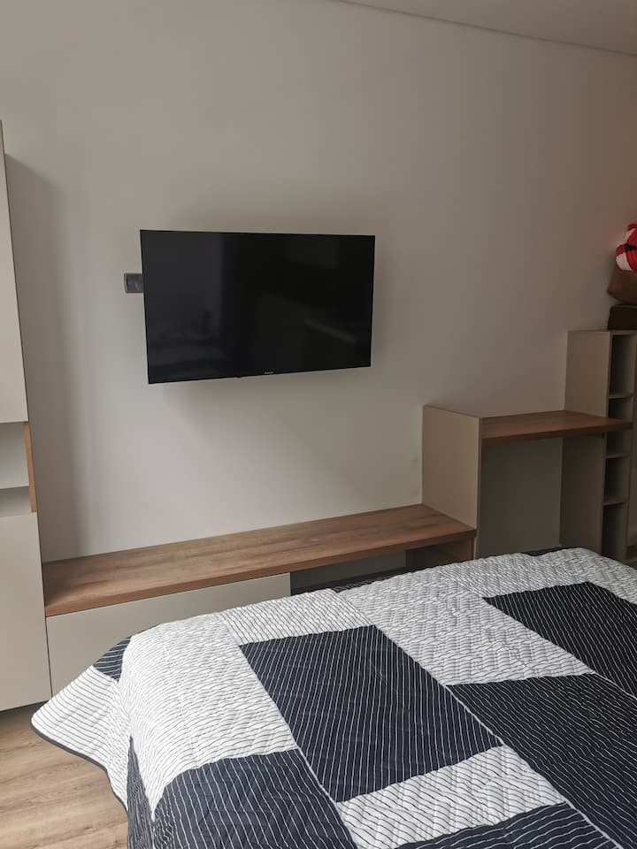 TV s národnými kanálmi a službou Netflix