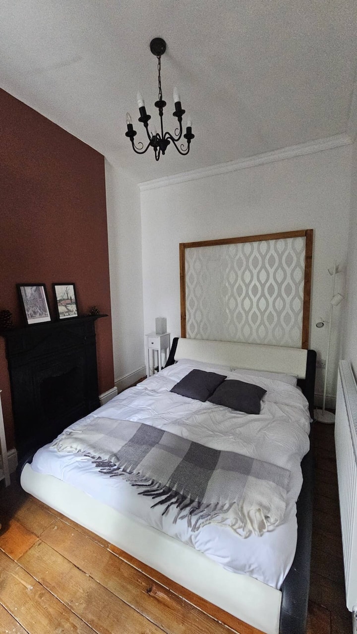 ¡Dormitorio doble con cama tamaño king y colchón de espuma viscoelástica, edredón de pato y sábanas de algodón 100% para una lujosa noche de sueño! 

Mucho espacio en el armario y una chimenea ornamental original. Esta tranquila habitación tiene vistas a un campo y a la vida salvaje.