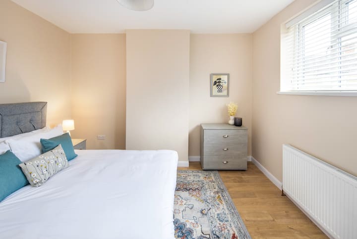 A spacious 13.58m² bedroom with a versatile double zip-link bed, a clothing cabinet, a small cabinet, and two cabinet racks. Features include a cozy lampshade, light fixture, and a heater for comfort.