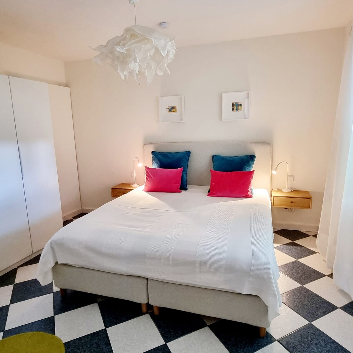 سرير زنبركي صندوقي عالي الجودة (1.8 × 2.0 سم) ووسادة رغوية باردة إضافية لتوفير الراحة المثلى للنوم. توفر خزانة الملابس الواسعة مساحة تخزين كبيرة لملابسك. يمكن أن تكون النوافذ المطلة على الحديقة مظلمة تمامًا.