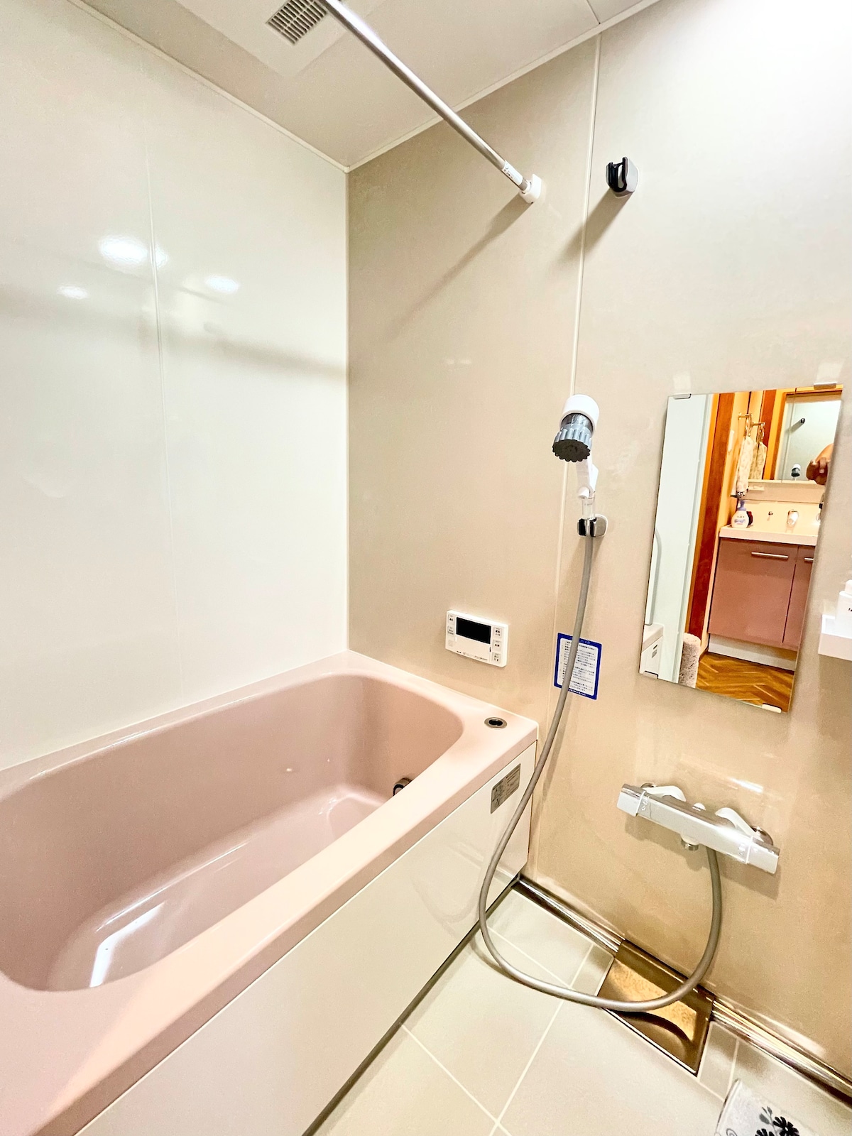 大人気の超微細気泡シャワーヘッド「ミラブル」と、温泉のような極上の白濁の湯を堪能できるマイクロバブルのバスタブ付きの浴室で、極上の入浴タイムをぜひ体験してみてください！