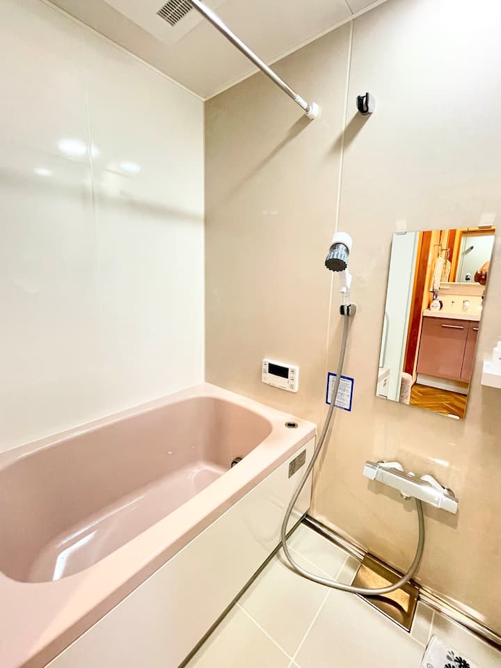 大人気の超微細気泡シャワーヘッド「ミラブル」と、温泉のような極上の白濁の湯を堪能できるマイクロバブルのバスタブ付きの浴室で、極上の入浴タイムをぜひ体験してみてください！