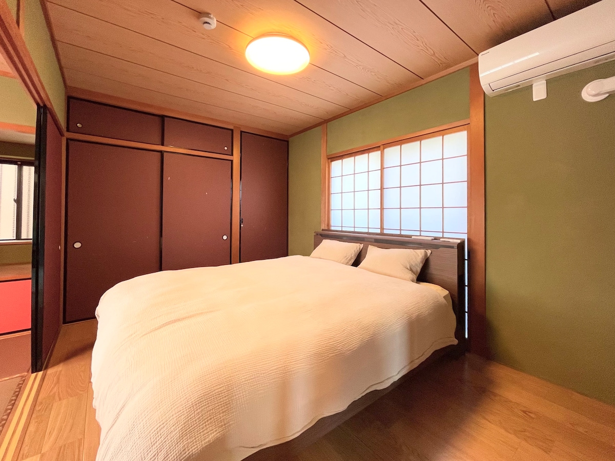 和室をリニューアルした和洋寝室には、2名様でお休みいただけるクイーンサイズベッドを設置しています