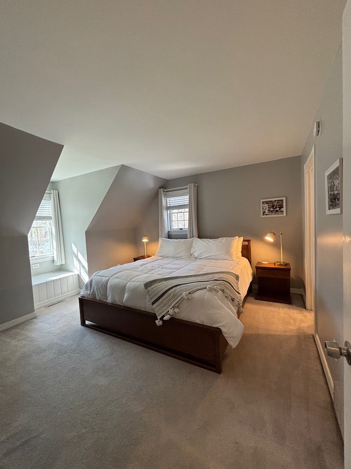 تحتوي غرفة النوم 2 في الطابق العلوي على سرير بمقاس كينج وحمام داخلي كامل، إلى جانب مساحة كبيرة في خزانة الملابس لتخزين الأمتعة.