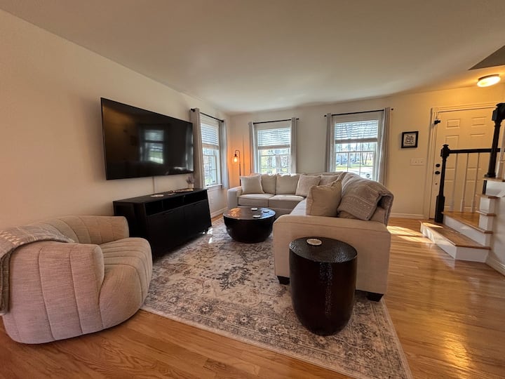 أريكة مقطعية كبيرة وكرسي كبير للترفيه والتجمع أمام التلفزيون، مع توفير ألعاب الطاولة والورق لمتعتك.