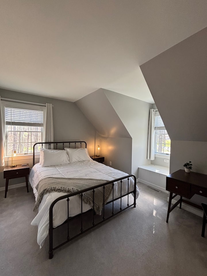 تتميز غرفة النوم 3 بسرير بحجم كوين ومكتب عمل، بالإضافة إلى أدراج ملابس واسعة في الخزانة.