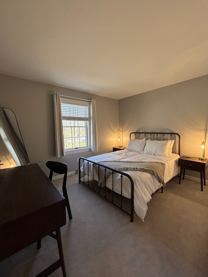 تتميز غرفة النوم 4 بسرير بحجم كوين ومكتب عمل، بالإضافة إلى مساحة تخزين واسعة في الخزانة.