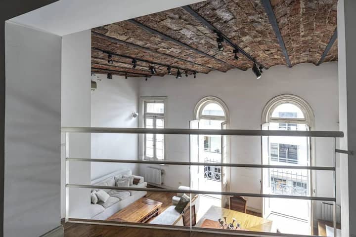 Mezzanine 
Pristup stepenicama u otvorenom prostoru