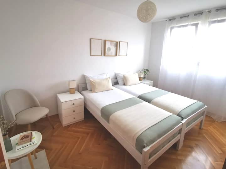 2 удобни единечни кревета (секој 200 x 90 см)