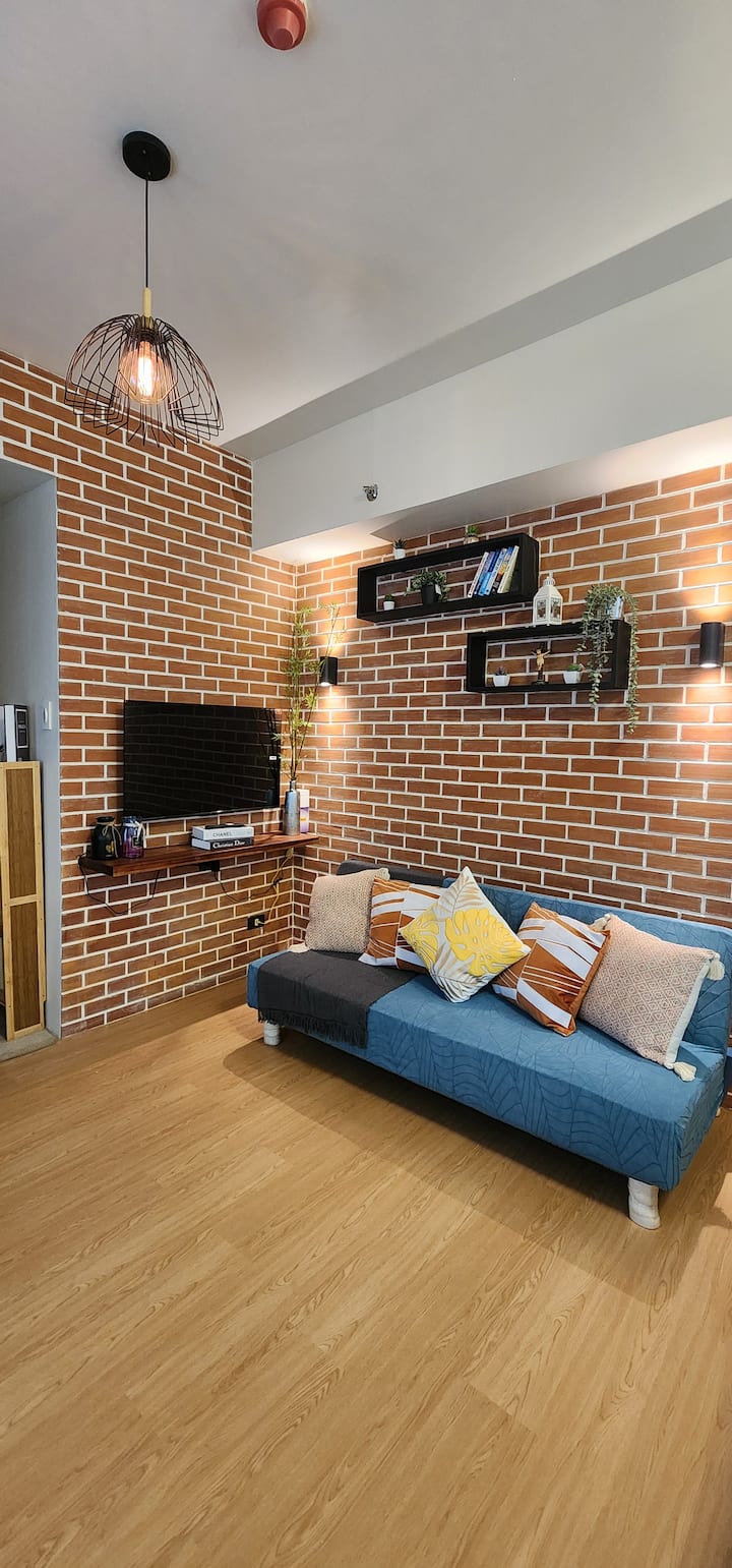 ---

This inviting space features a comfortable 3-seater sofabed, perfect for relaxing after a day of exploring. Enjoy our TV, offering free access to Netflix and Prime. Make yourself at home and experience comfort and convenience during your stay.
