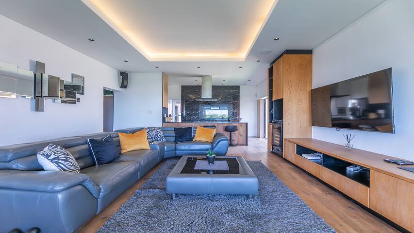 Cape Town Luxury Villa • Pool + City Skyline Views gallery image 4