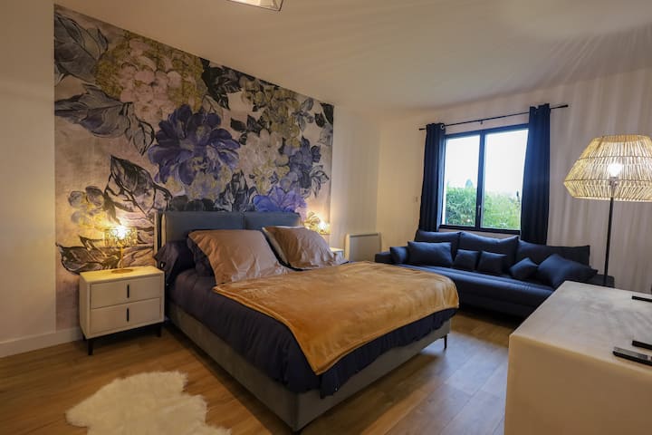 Пространа соба со смирувачки цветен декор, брачен кревет за поголема удобност . Целосно приватна бања и тоалет.