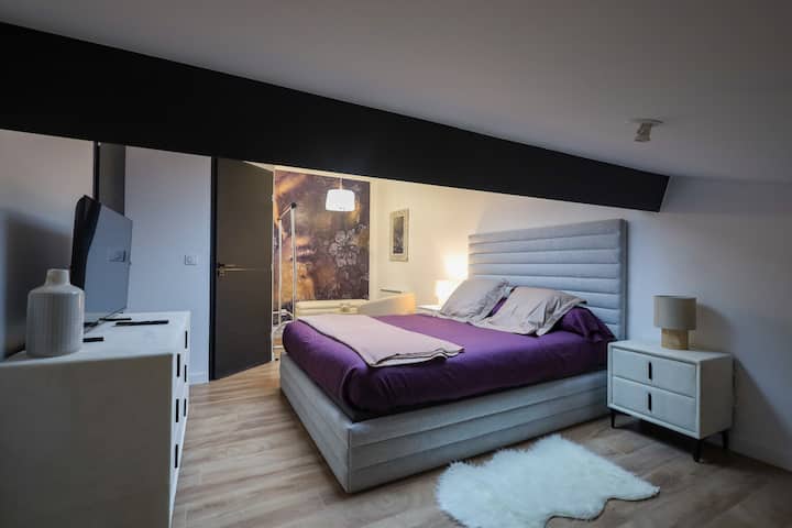 Откријте спална соба со рафиниран дизајн со брачен кревет за ноќевања со апсолутна удобност, опкружена со топла атмосфера со приватна бања/wc, како и со паметен телевизор.