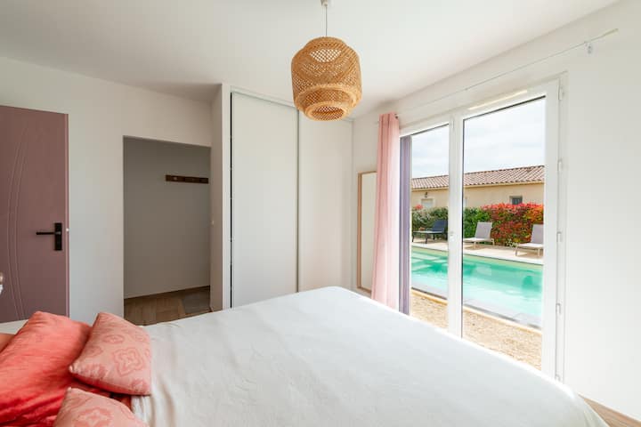 Prostrana i udobna soba s garderobom i tuš-kabinom s pogledom na bazen