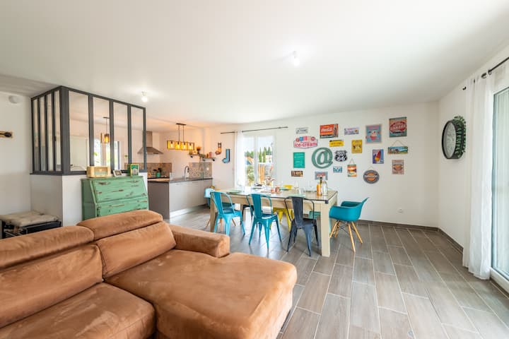 Svijetla dnevna soba u kojoj se računa svaki detalj.
