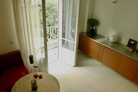 Top performing Airbnb: Studio apartment in Exarchia in ΕΞΑΡΧΕΙΑ