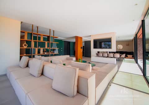 Popular Airbnb listing: Luxury Villa & Padel in Tassoultante