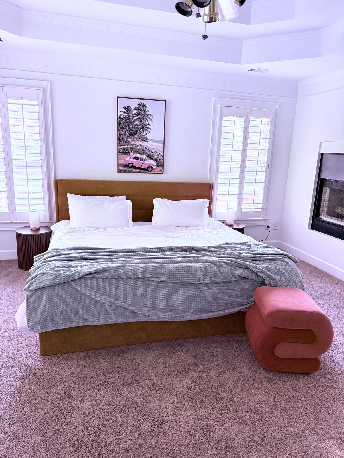 חדר שינה ראשי עם מיטת קינג סייז ולופט, מצויד בקמין דו-צדדי