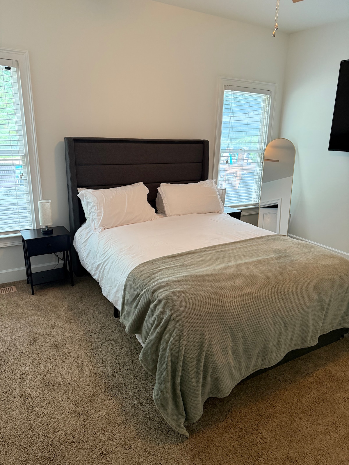 חדר שינה עם מיטת קווין סייז