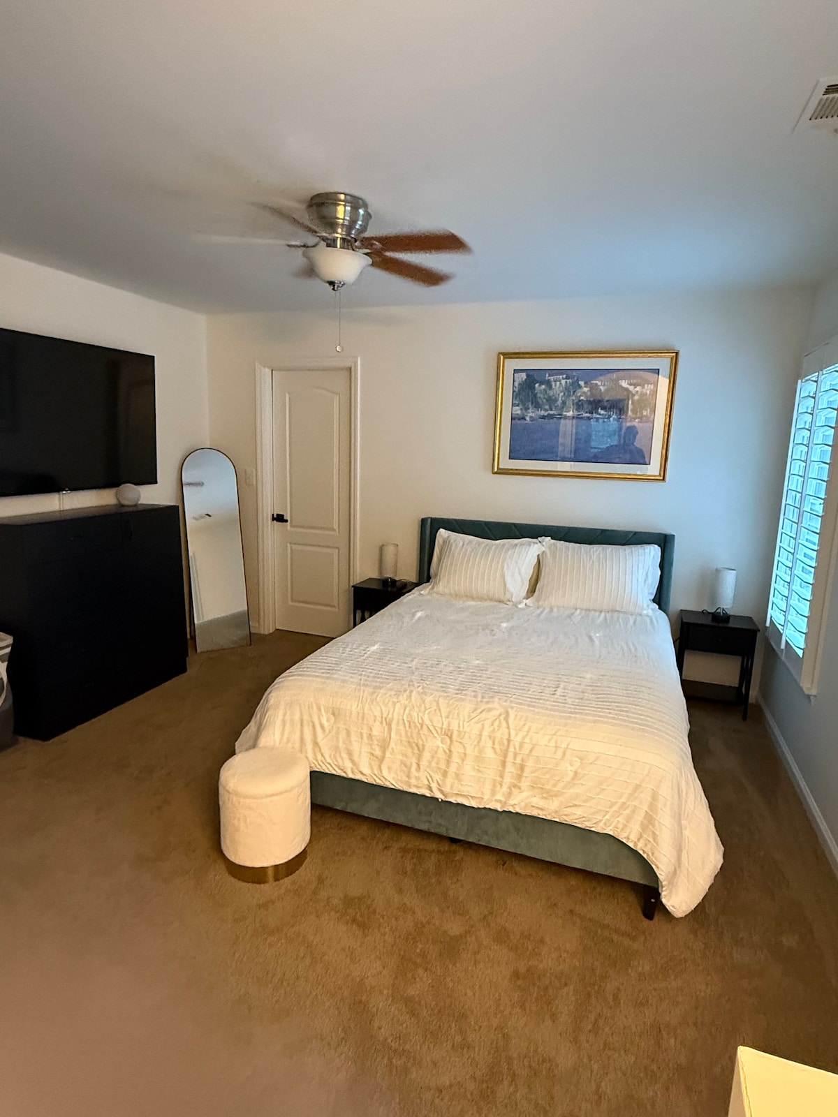 חדר עם מיטת קווין סייז