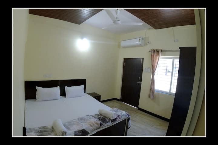 Mayur Homestay- Room With Double Bad & Bathroom - Ujjain