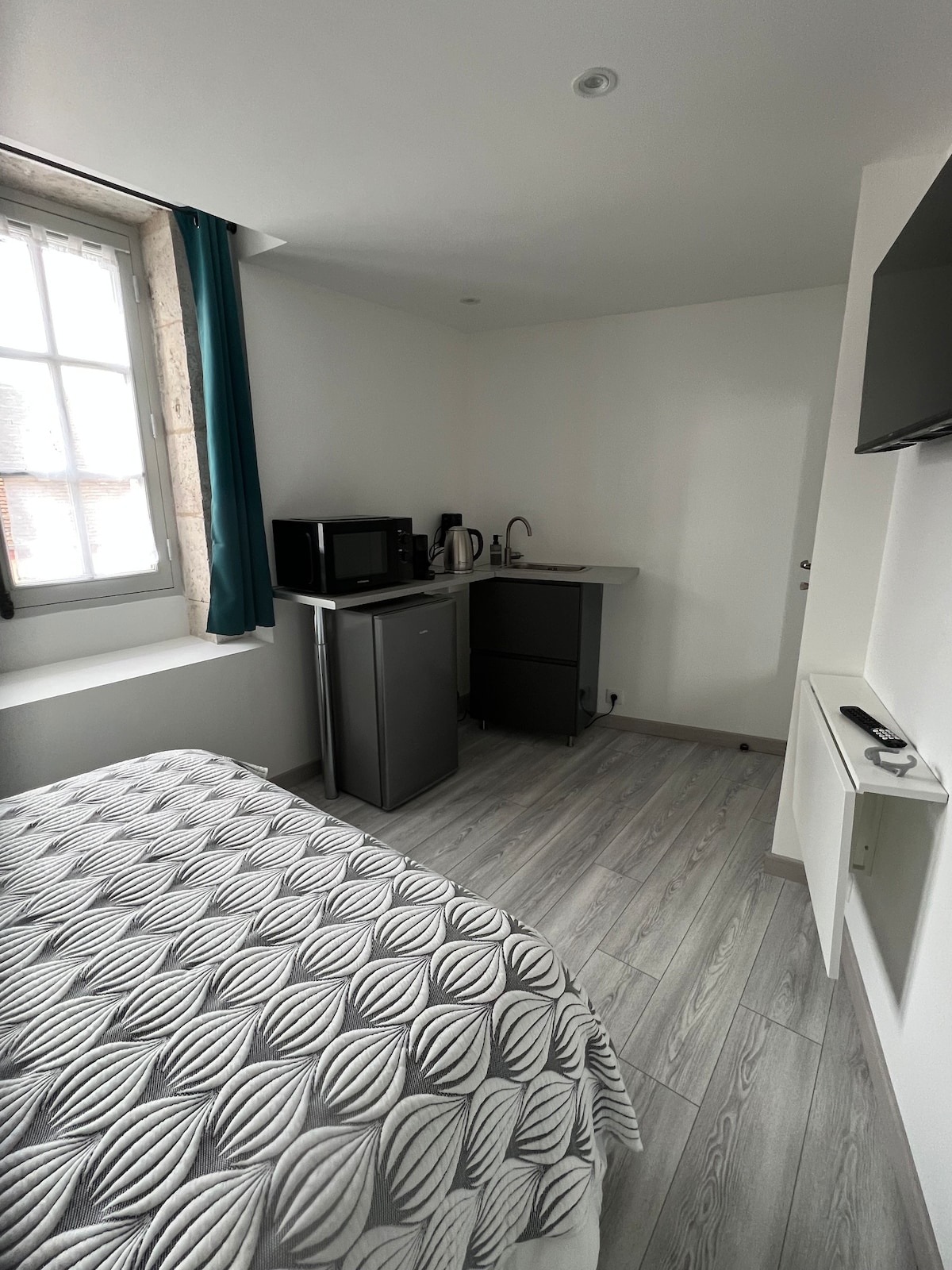 ครัวเล็ก อ่างล้างมือ ไมโครเวฟ ตู้เย็น กาต้มน้ำ เครื่องชงกาแฟ (แคปซูลสตาร์บัคส์) เครื่องปิ้งขนมปัง และจานชามขั้นต่ำ