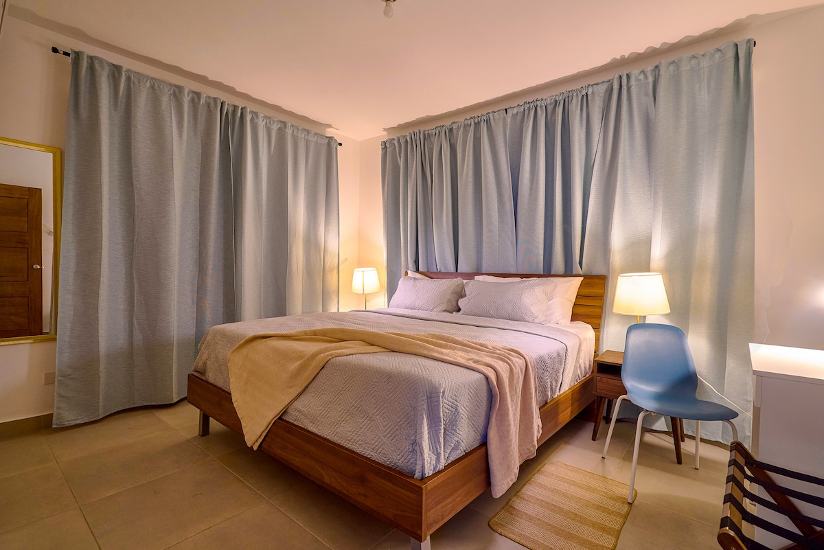 Დიდი საწოლი, რბილი განათება და ფარდები, რომლებიც კავშირის გაწყვეტაზე გიწვევთ. Იდეალური ადგილია წყვილებისთვის, რომლებიც პლაჟზე ერთი დღის შემდეგ ინტიმურობასა და სიმშვიდეს ეძებენ.