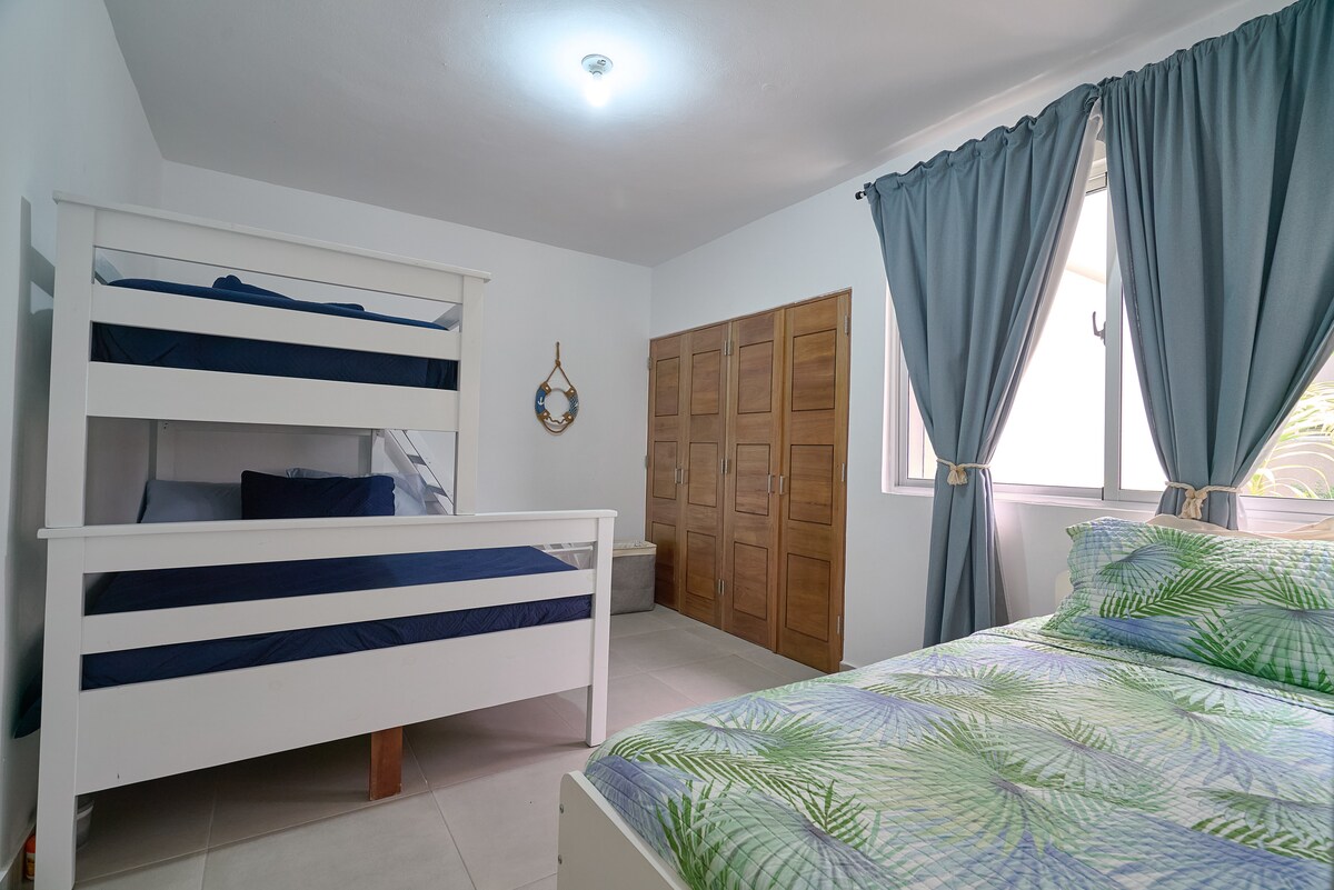 Ფართო ხის სახლითა და დამატებითი საწოლებით, ეს ოთახი იდეალურია ოჯახებისთვის, რომლებსაც ჰყავთ ბავშვები ან მეგობრების ჯგუფები, რომლებსაც სურთ სიცილის გაზიარება დღის ბოლომდე.