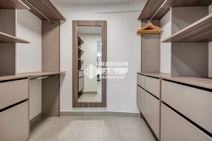 Просторен плакар со доволно простор за складирање, елегантни полици и огледало во полна големина. Идеално за продолжени престои и за совршено организирање на гардеробата