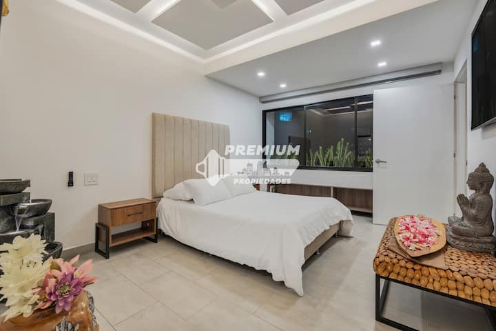 Светла и мирна спална соба со брачен кревет (широк 150 – 179 см), пријатно осветлување и уметнички декор. Дизајнирано за удобност и спокојни ноќи