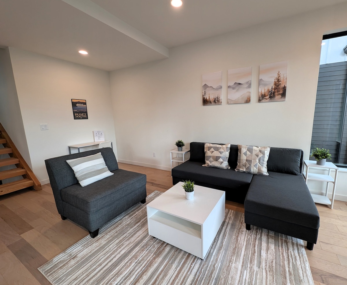 غرفة عائلية مليئة بالضوء وجذابة مع تلفزيون ذكي ومساحة عمل مخصصة.  تفتح الأريكة ذات الأريكة ذات الأريكة النائمة التي يمكن أن تستوعب شخصين بالغين.