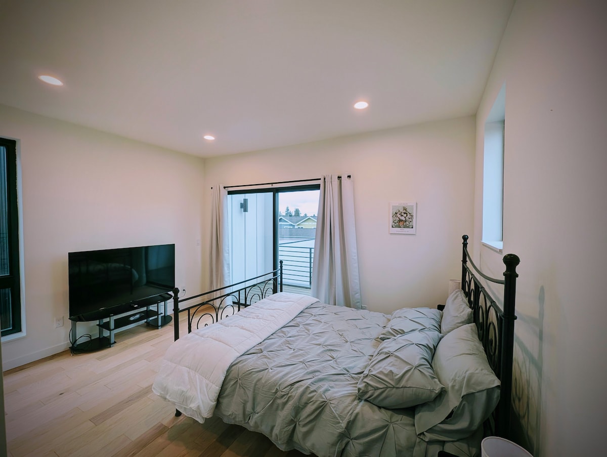 واحدة من غرفتي نوم رئيسيتين مع حمام خاص ملحق وشرفة خاصة وتلفزيون ذكي.