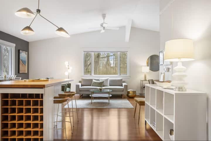 Stylish & Spacious Home | Hot Tub & 3-season Deck - 소개턱
