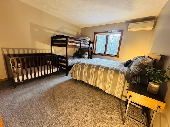 Spavaća soba s bračnim krevetom za 4 osobe i dječjim krevetićem