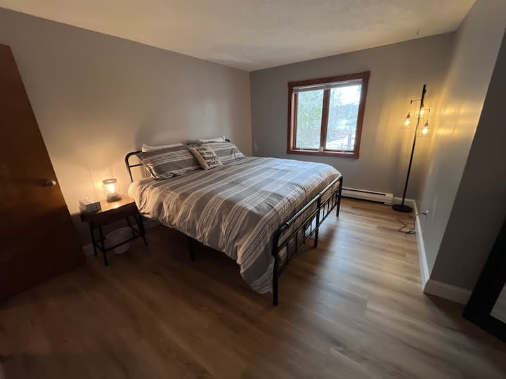 Spavaća soba niže razine s pogledom na jezero